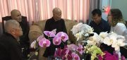 Bà Pamela Pontius, Tham tán Chính trị Toà Tổng Lãnh sự Hoa Kỳ, hình phía mặt, vấn an Đức Tăng Thống tại Chùa Từ Hiếu