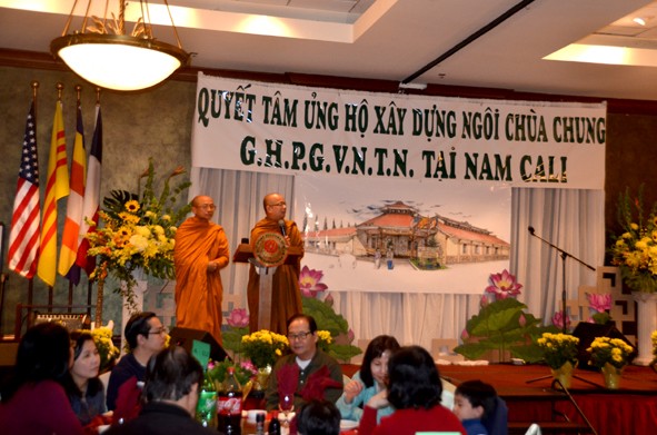 Hòa thượng Thích Huyền Việt, Trưởng ban Tổ chức cùng Thượng tọa Thích Giác Đẳng chào mừng quan khách tại thành phố Houston hôm 7.12.2014