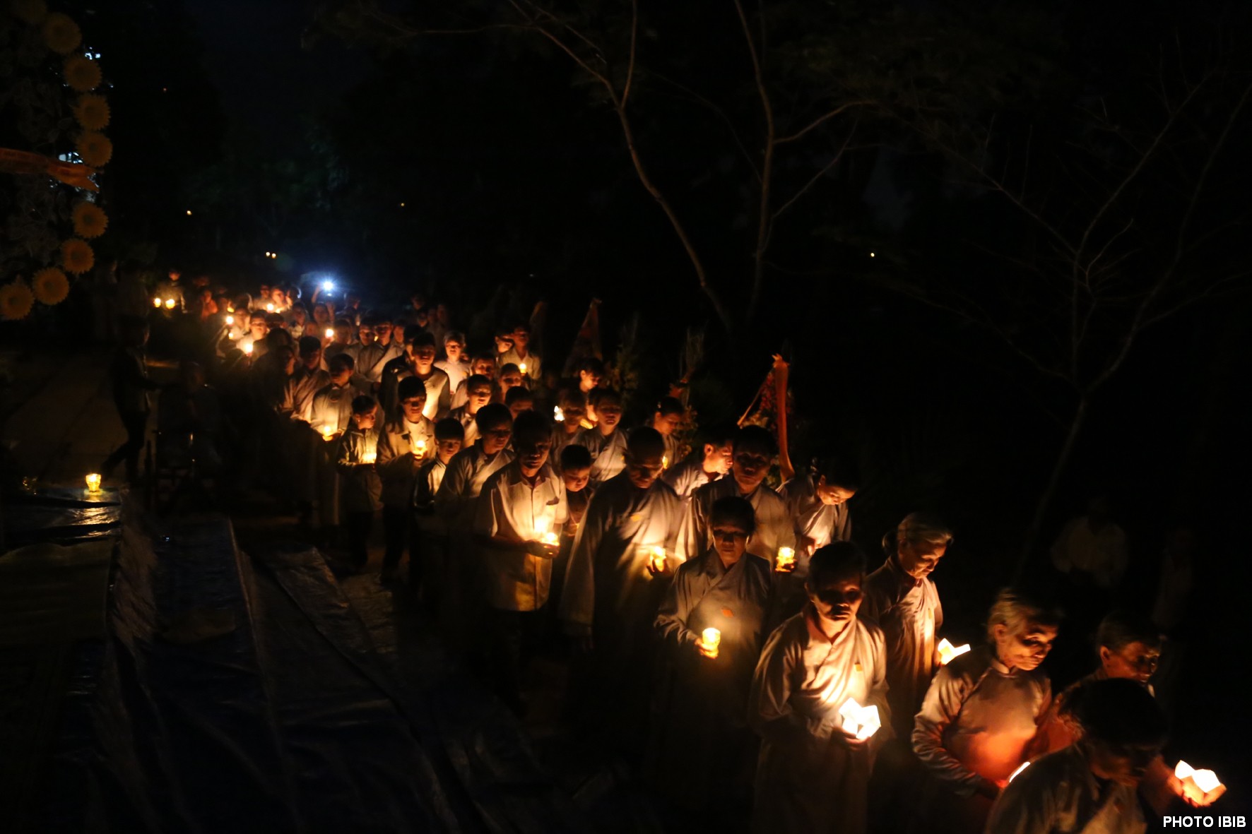 Hàng nghìn Phật tử thắp nến Nhiễu Tháp trong đêm