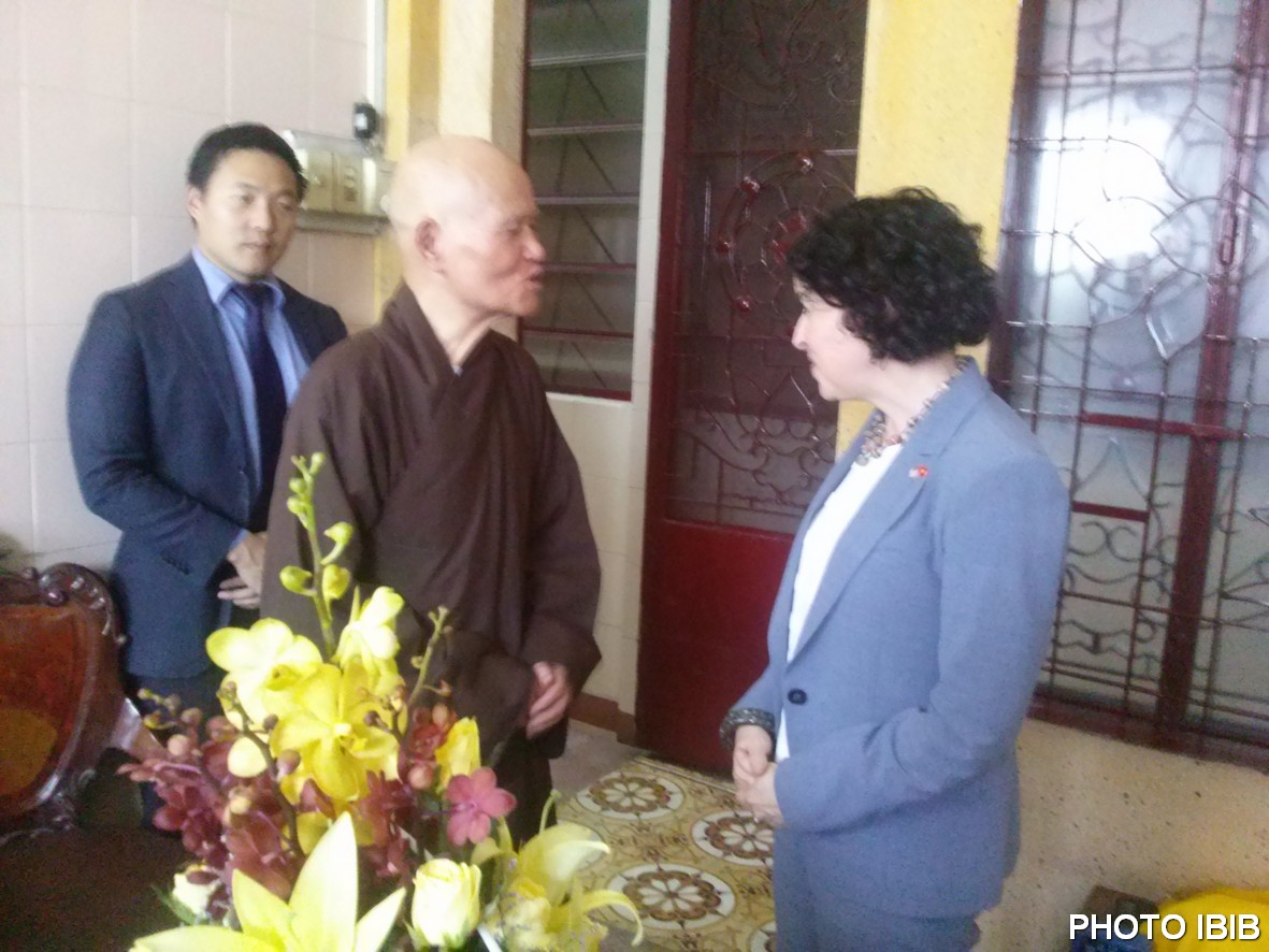 Đức Tăng Thống đón chào bà Tổng Lãnh sự Hoa Kỳ tại Thanh Minh Thiền Viện