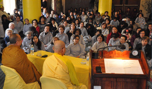 Đồng bào Phật tử lắng nghe Hoà thượng Thích Trí Hoà và Thượng tọa Thích Giác Đẳng nói về công hạnh Cố Đại lão Hoà thượng Thích Như Đạt và sự tồn tại của GHPGVNTN