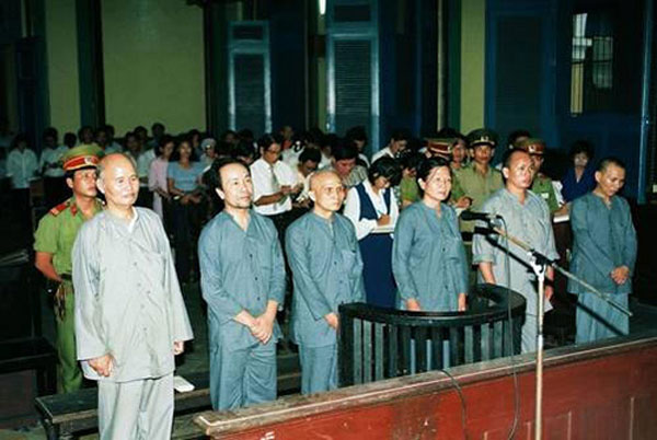 Từ trái sang phải : HT Thích Quảng Độ, Nhật Thường, Thích Nhật Ban, Đồng Ngọc, Thích Trí Lực, Thích Không Tánh tại TAND TPHCM tháng 8 năm 1995 (Photo courtesy of lehienduc.blogspot.com).