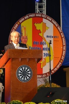 Cư sĩ Võ Văn Ái tuyên đọc Quyết Nghị 9 điểm của Đại hội tại Lễ Bế mạc