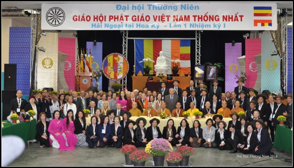 Hình lưu niệm với Ban Tổ chức và ACE Huynh trưởng Gia Đình Phật tử Việt Nam tại Hoa Kỳ