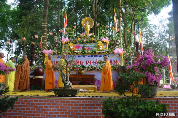 Lễ đài Phật Đản trong khuôn viên Tu viện Long Quang, Huế