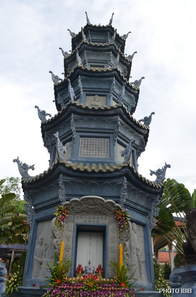 Bảo Tháp Đức Cố Đệ Tứ Tăng Thống Thích Huyền Quang trong khuôn viên Tu viện Nguyên Thiều