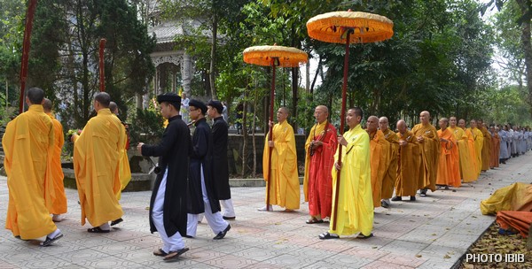 Chư Tăng và Phật tử tiến về Bảo Tháp Đức Cố Viện trưởng Thích Như Đạt