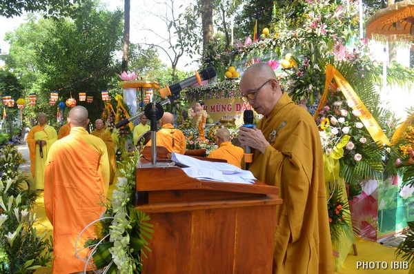HT Thích Toàn Lạc tuyên đọc Thông bạch Phật Đản của Viện Hoá Đạo