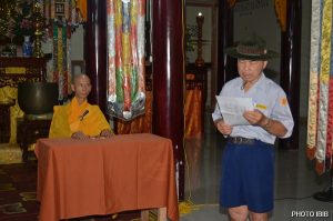 Htr Nguyễn Văn Liêu đọc Quyết Định thọ Cấp Tập cho các khoá sinh A Dục tại Tu viện Long Quang, Huế