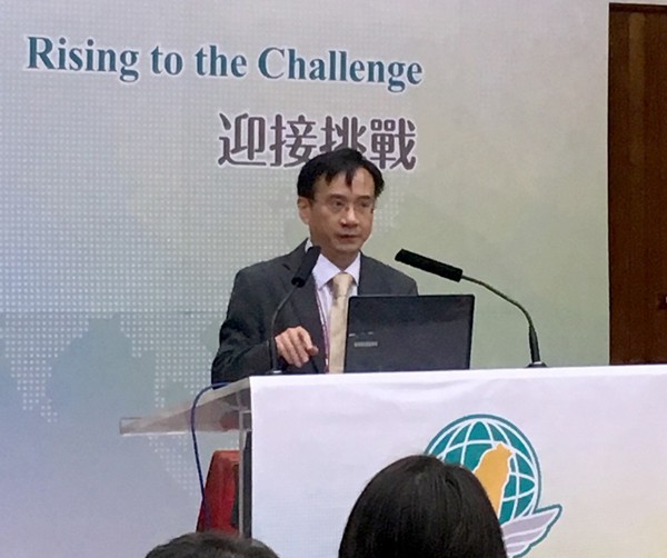 Ông Võ Trần Nhật, Tổng thư ký VCHR, tham luận tại Hội nghị